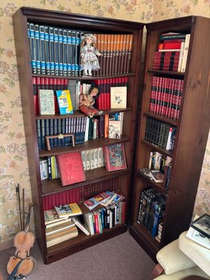 une bibliothèque remplie de livres, placée dans un coin