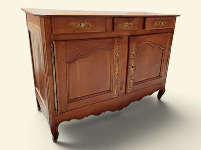 une armoire en bois avec deux tiroirs et une porte