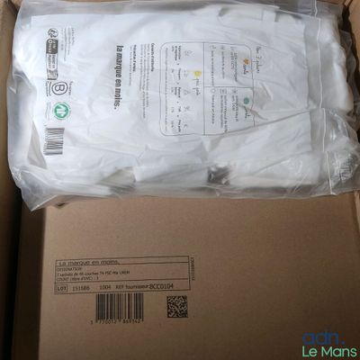 emballage d'un t-shirt blanc dans une boîte en carton posée sur une table