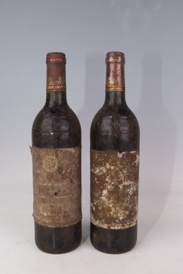 deux bouteilles de vin posées l'une à côté de l'autre sur une surface blanche