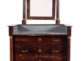 une photo d'une commode en bois surmontée d'un miroir