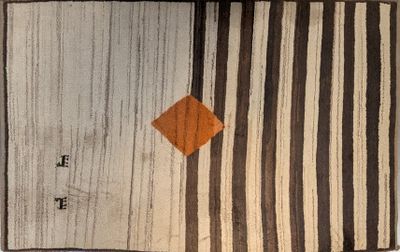une image représentant un morceau de tissu orné d'un losange marron