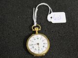 une montre de poche en or à laquelle est attachée une étiquette