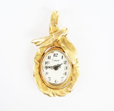 une image représentant une horloge plaquée or avec une feuille sur le cadran