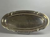 une assiette en argent munie d'une poignée
