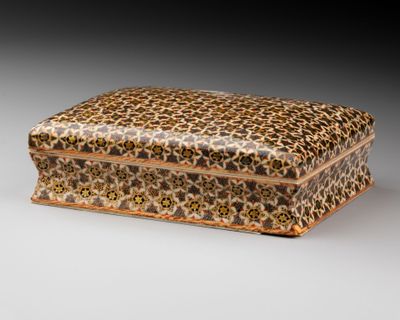 une boîte à motif léopard posée sur une table