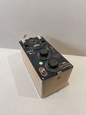an old analog radio sitting on top of a white table