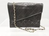 Sac Chanel à rabat en cuir matelassé noir avec bandoulière en chaîne