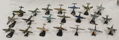beaucoup de petits avions miniatures posés sur une surface blanche