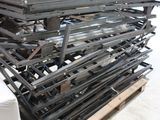 un gros tas d'objets métalliques posés sur une palette dans un entrepôt