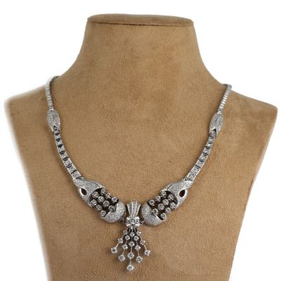 gros plan d'un collier sur un mannequin mannequin