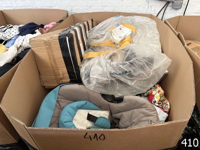une boîte en carton remplie d'articles pour bébé