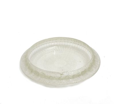 une plaque de verre transparent ornée d'un motif circulaire