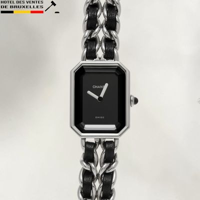 une image montrant un gros plan d'une montre-bracelet entourée d'une chaîne