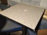 une petite table sur laquelle est posé un ordinateur portable