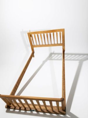 un cadre de lit en bois avec une tête et un pied de lit en bois