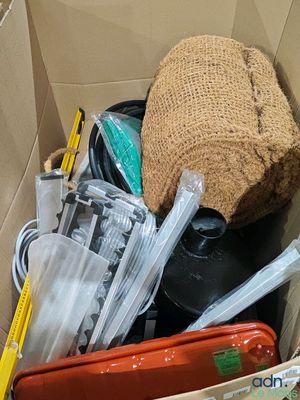 une boîte remplie d'objets qui s'y trouvent