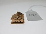 une petite maison en bois avec une étiquette de prix accrochée dessus