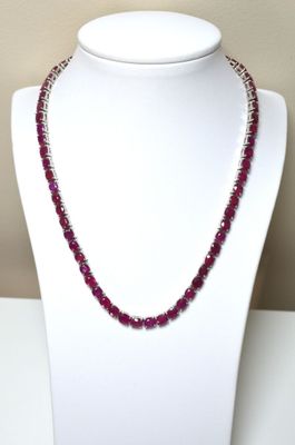 Un collier en argent serti en ligne de 66 rubis facettés ova…