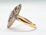 une image d'une bague en or et diamants sur fond blanc
