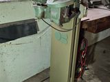 une machine posée sur une table dans une pièce