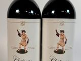 deux bouteilles de vin rouge posées l'une à côté de l'autre sur une table
