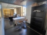 une photo d'une pièce avec un bureau et une bibliothèque