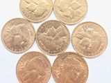 six pièces de monnaie différentes en livres sterling disposées en triangle