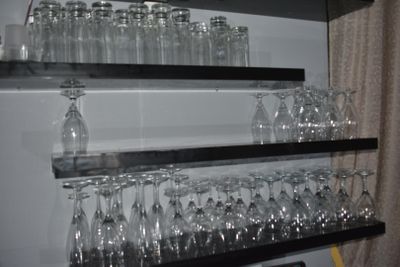 Lot de verres derrière le bar, en l'état - Photo 1