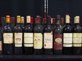 de nombreuses bouteilles de vin posées sur une table noire