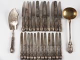 beaucoup de cuillères en argent et de cuillères posées sur une table