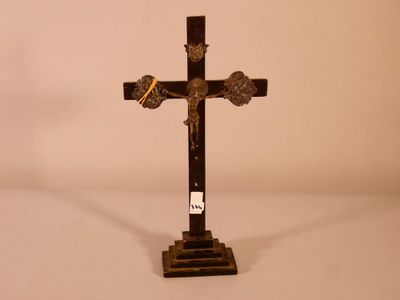 Christ en bois noirci, monture argent. XIXème siècle. Partie…