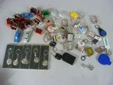 tout un tas de porte-clés posés sur une table