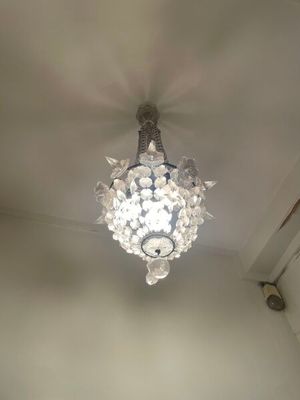 un lustre suspendu au plafond d'une pièce