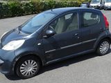 une photo d'une petite voiture garée sur un parking