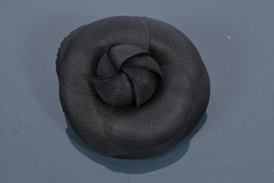 Dans le goût de CHANEL Broche Camélia en organza noir. Non g…