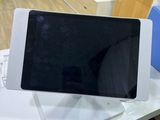 une tablette posée sur une table