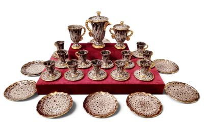 une photo d'une table sur laquelle sont disposées de nombreuses tasses et soucoupes