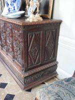 COFFRE rectangulaire en chêne mouluré et sculpté, la façade … (photo 2)