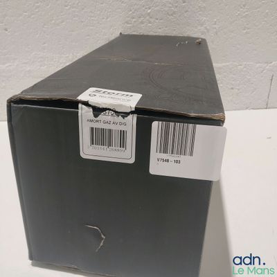 une boîte noire portant un code-barres, posée sur une table
