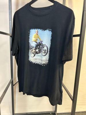 un t-shirt noir avec l'image d'un homme à moto