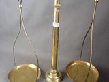 une vieille balance en laiton sur laquelle reposent deux plateaux vides