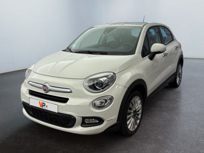 Le SUV Fiat blanc est garé dans une pièce au sol noir.