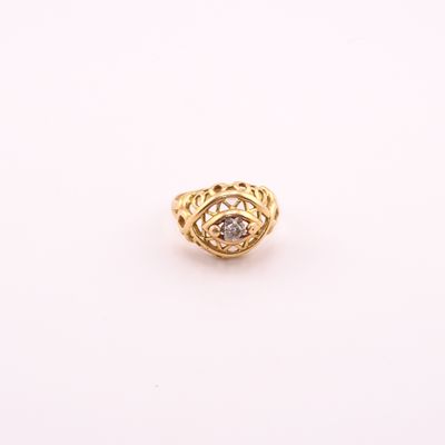 une bague en or sertie d'un diamant au centre