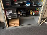une image représentant un bureau avec une imprimante et d'autres fournitures de bureau