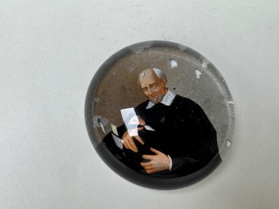 une photo d'un homme tenant un livre à la main
