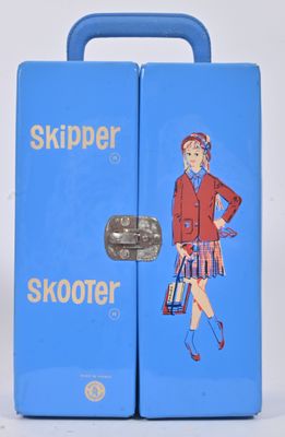 une valise bleue sur laquelle est représentée une femme