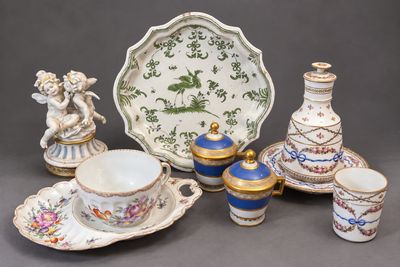 un ensemble d'objets en porcelaine posés sur une table