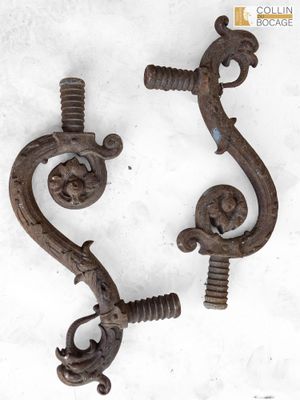 paire de poignées de porte anciennes en fonte