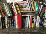 plusieurs livres empilés sur une étagère